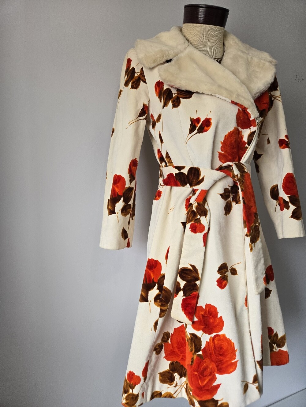 Playlord Vintage Style Velvet Floral Wrap Coat with Faux Fur Collar. Size 2 - Picture 2 of 13